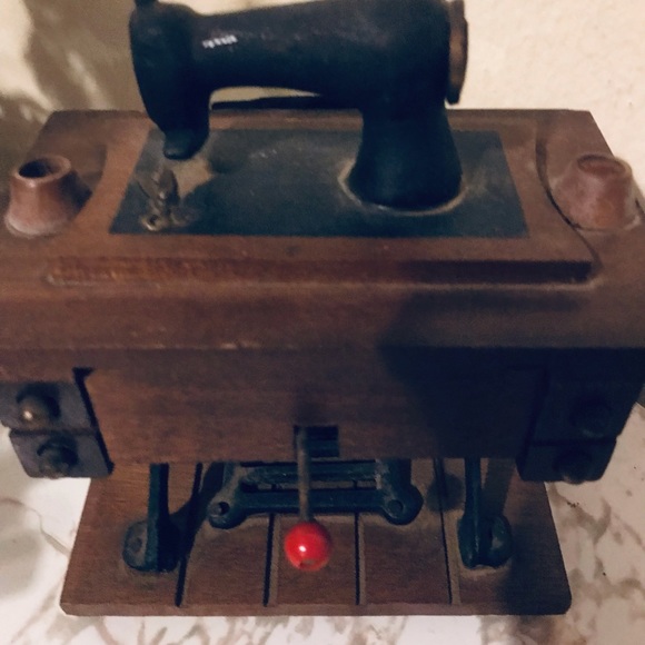 Vtg. Trading sewing machine musical box for display decor. - Picture 5 of 8